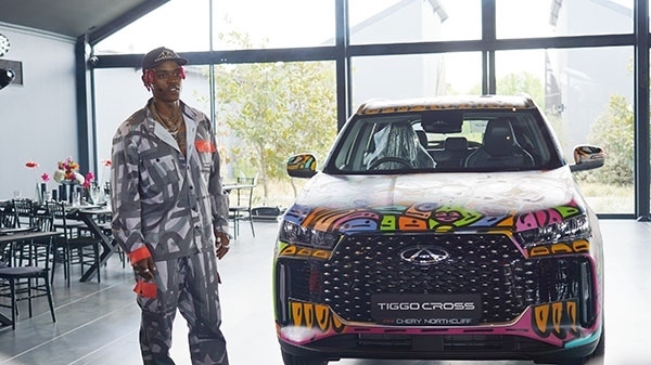 Samurai Farai和其汽車噴繪作品。人民網(wǎng) 張茜攝