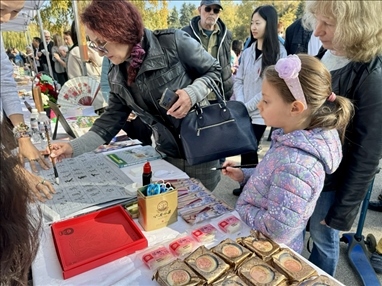 活動(dòng)現(xiàn)場(chǎng)外賓體驗(yàn)中國(guó)書(shū)法。 中國(guó)駐保加利亞大使館供圖。