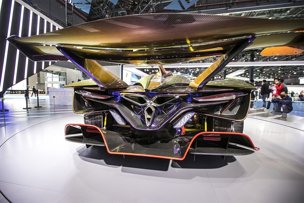 2020年11月5日，上海，來自德國的全球首款全碳纖維跑車亮相進(jìn)博會。該車總重量只有1250KG。