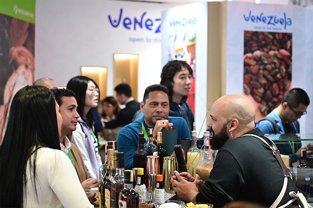 2023年11月9日，上海，觀眾在進(jìn)博會委內(nèi)瑞拉館參觀、交流、洽談。