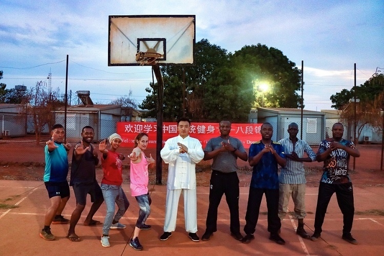 組織八段錦教學(xué)。王軍杰 攝