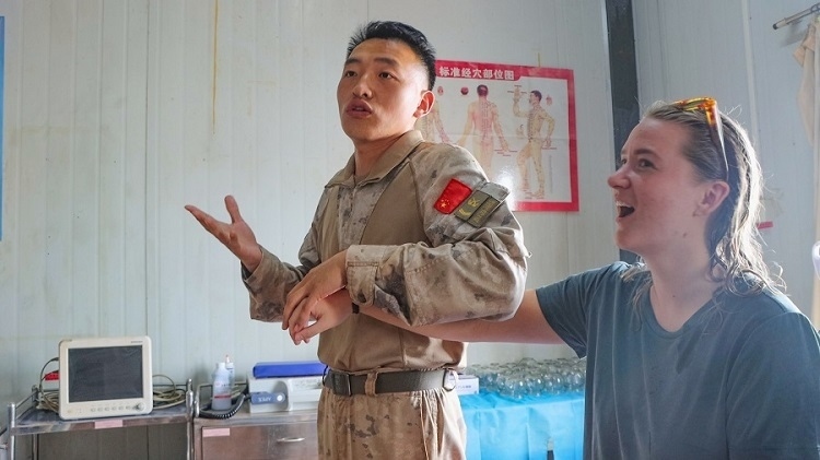 體驗(yàn)中醫(yī)針灸。羅詩(shī)穎攝