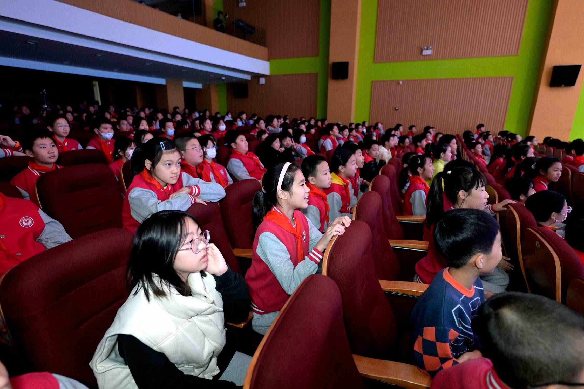 花校區(qū)學(xué)生現(xiàn)場(chǎng)歡呼照片。主辦方供圖