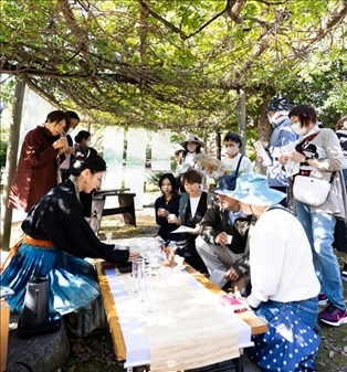 游客們在浙江體驗(yàn)區(qū)品茶。