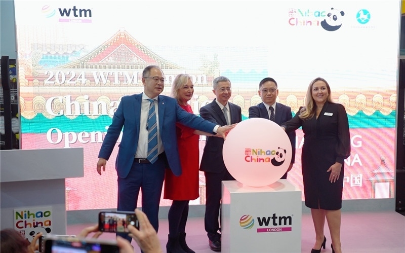 中外嘉賓為中國館開幕點(diǎn)亮水晶球。吳若鳴攝