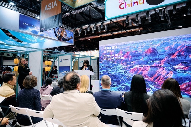  “中國館”新疆旅游推介會(huì)現(xiàn)場介紹。楊浩鵬攝