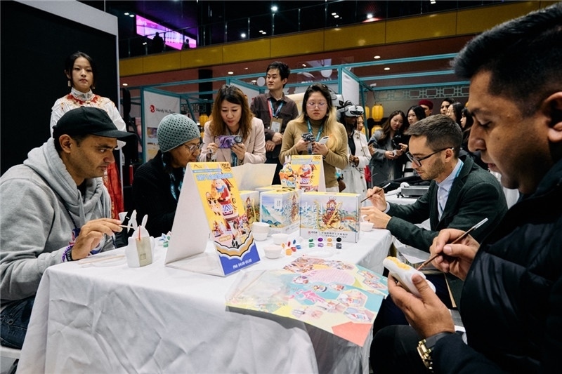 觀眾參加“兔兒爺”手工坊。楊浩鵬攝