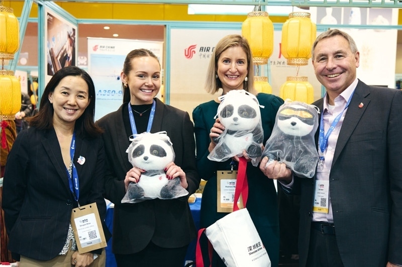 “中國館”展區(qū)現(xiàn)場洽談。 楊浩鵬攝