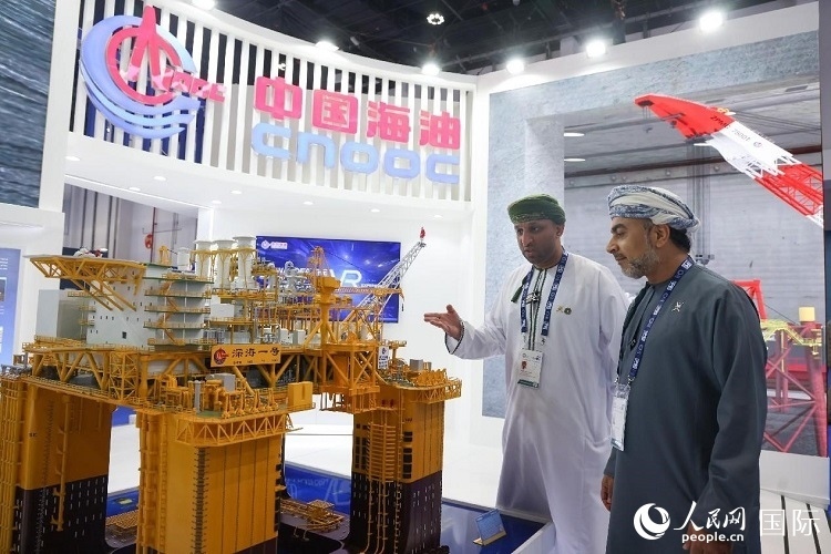 觀眾在中國海油展臺參觀。人民網(wǎng)記者 任皓宇攝