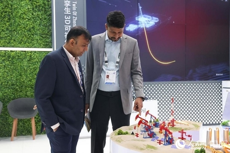 觀眾在了解中企產(chǎn)品。人民網(wǎng)記者任皓宇攝 