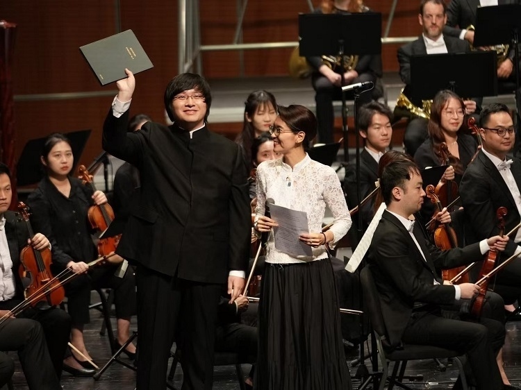 小澤征良向俞潞贈送小澤征爾使用過的《第五交響曲》樂譜。演出方供圖