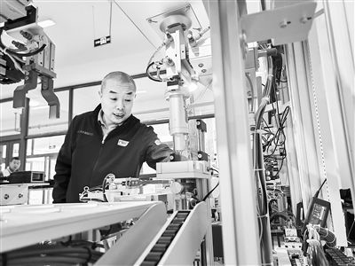 郭海青在檢查車床加工設(shè)備。 受訪者供圖