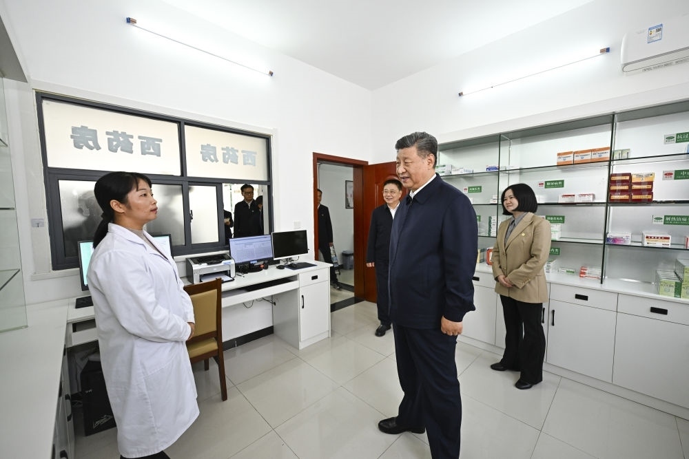 2024年11月5日，習(xí)近平在湖北省咸寧市嘉魚(yú)縣潘家灣鎮(zhèn)四邑村衛(wèi)生室考察。習(xí)近平指出：“要進(jìn)一步加強(qiáng)黨建引領(lǐng)，抓住‘一老一小’這個(gè)重點(diǎn)，更加精準(zhǔn)有效地為群眾排憂(yōu)解難?！? width=
