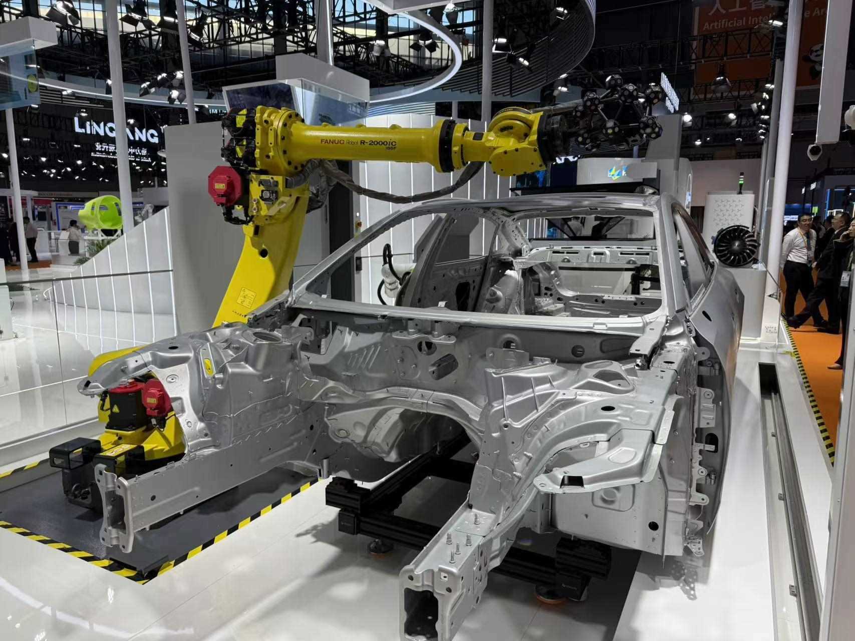 在汽車制造展區(qū)，高精度智能檢測裝備正在模擬檢測汽車車身。人民網記者 王仁宏攝