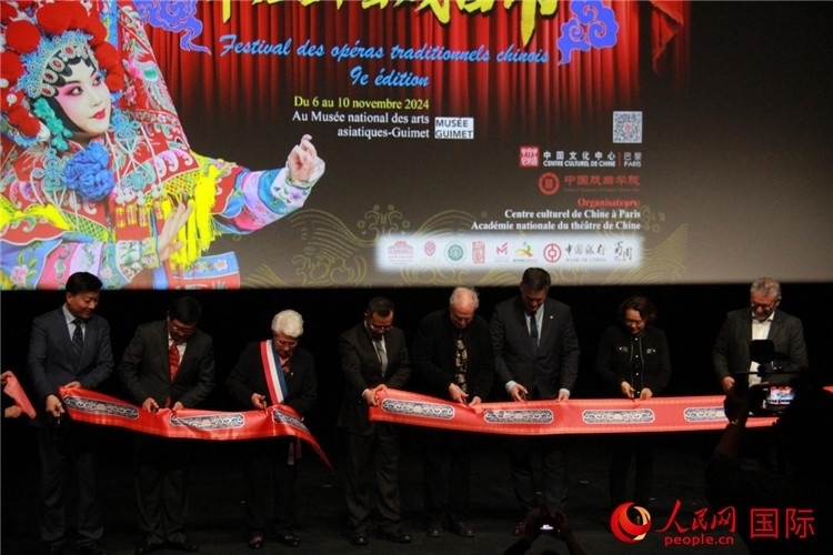 戲劇節(jié)開幕剪彩。人民網記者 尚凱元攝