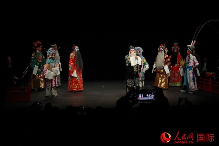 演員向觀眾謝幕。人民網記者 尚凱元攝