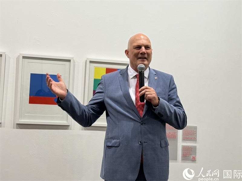 11月8日，瑞士駐華大使白瑞誼在“瑞士經(jīng)典設(shè)計展”開幕式上發(fā)表致辭。（人民網(wǎng) 謝瑩攝）