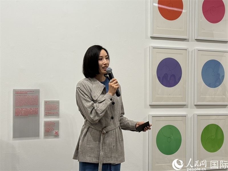 11月8日，今日美術(shù)館館長張然在“瑞士經(jīng)典設(shè)計展”開幕式上發(fā)表致辭。（人民網(wǎng) 謝瑩攝）