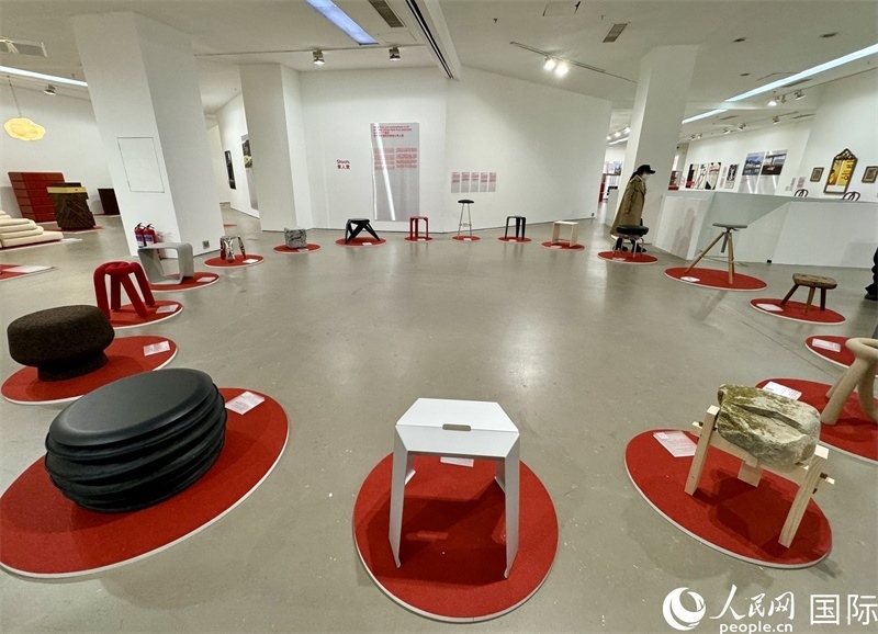 11月8日，瑞士經(jīng)典設(shè)計展現(xiàn)場。（人民網(wǎng) 謝瑩攝）