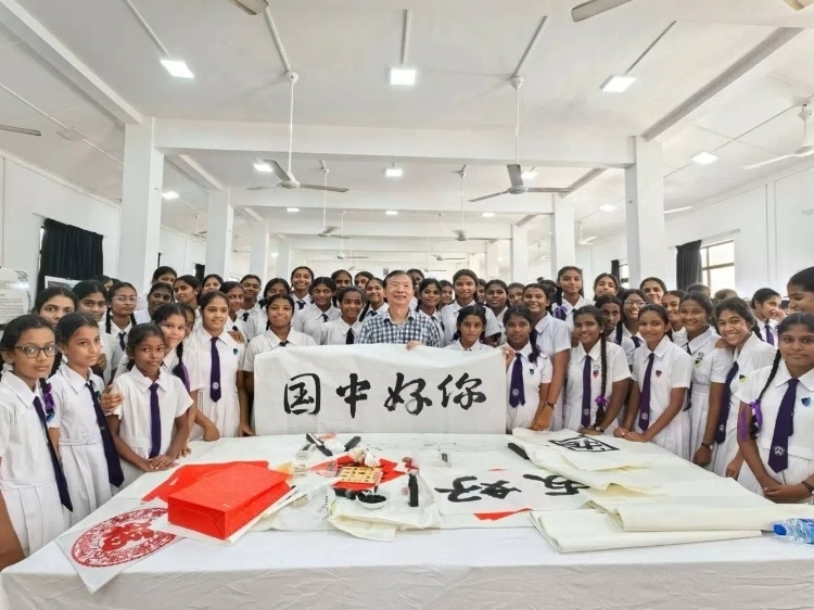 斯里蘭卡學(xué)生在系列活動中學(xué)習(xí)中國書法。圖片由主辦方提供