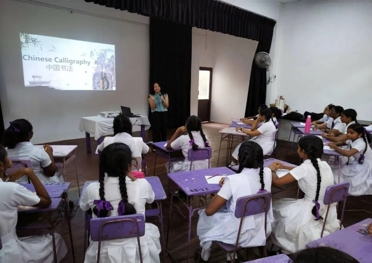 斯里蘭卡學(xué)生在系列活動中學(xué)習(xí)中國書法。圖片由主辦方提供