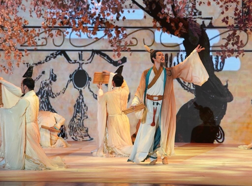 11月6日，演職人員在表演民族舞劇《孔子》片段。新華社記者 張晨霖 攝