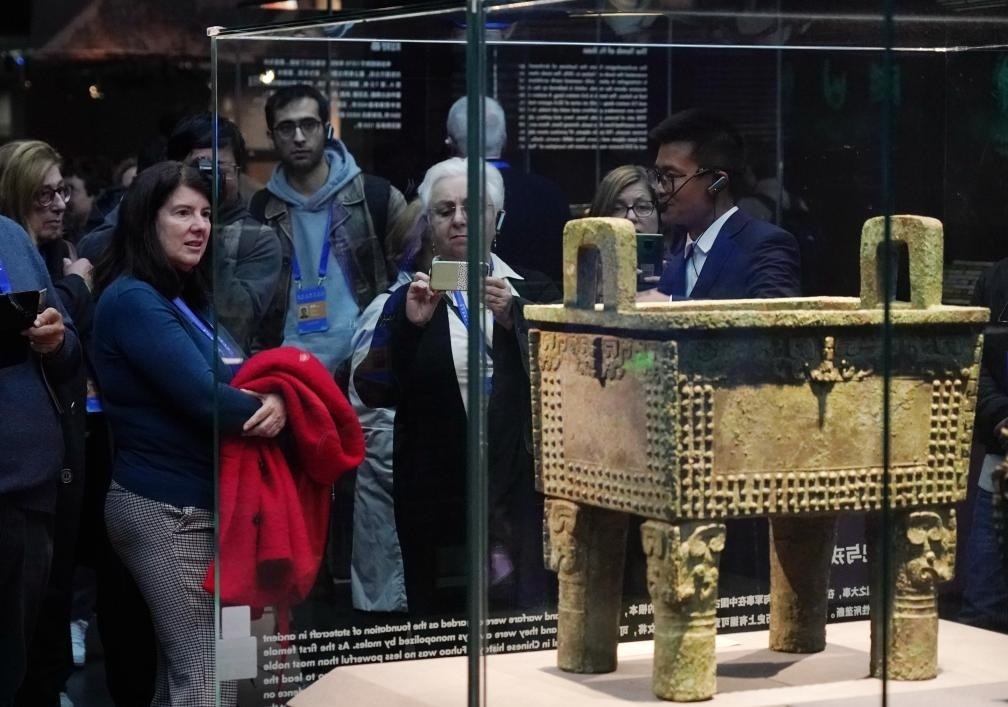 11月6日，中外嘉賓來到中國考古博物館參觀“考古與中華文明溯源展”。該展是本屆世界古典學(xué)大會(huì)推出的配套活動(dòng)之一。新華社記者 張晨霖 攝