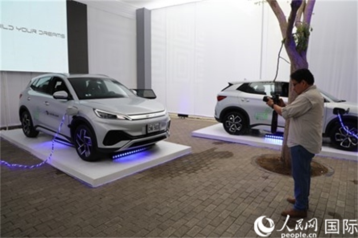 圖為秘魯媒體記者正在拍攝現(xiàn)場展出的比亞迪電動汽車。 人民網記者姜波攝