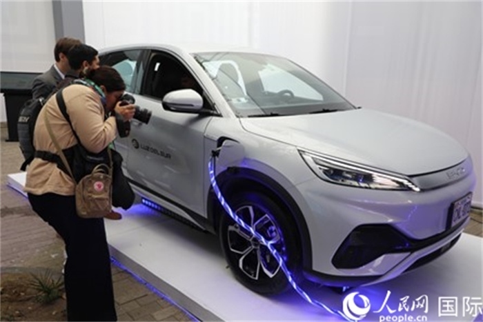 圖為秘魯媒體記者正在拍攝現(xiàn)場展出的比亞迪電動汽車。 人民網記者姜波攝