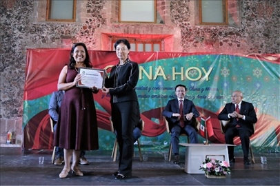 李雅芳向加比拉爾·塞迪略授予“拉美分社榮譽員工”稱號。主辦方供圖