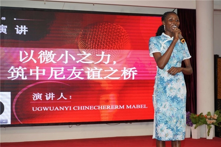 選手張佳寧演講中。尼日利亞中國文化中心供圖
