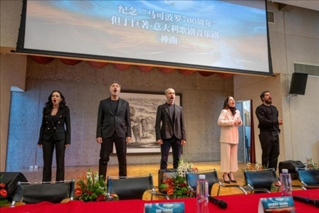 發(fā)布會(huì)現(xiàn)場(chǎng)，主創(chuàng)表演音樂(lè)劇片段。主辦方供圖