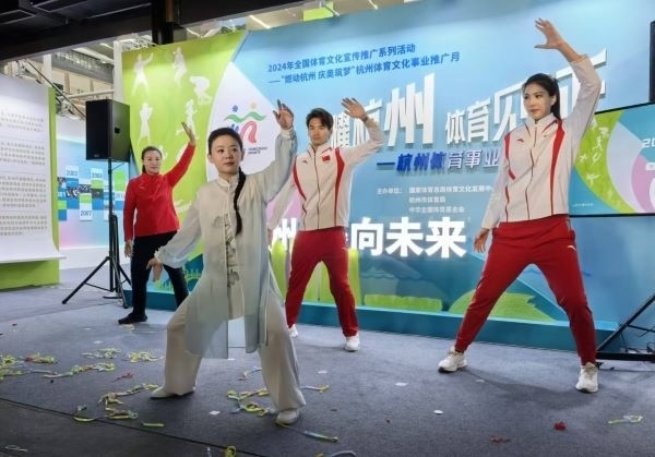 三位奧運(yùn)冠軍進(jìn)行陳式太極拳表演。 人民網(wǎng)記者 楊磊攝