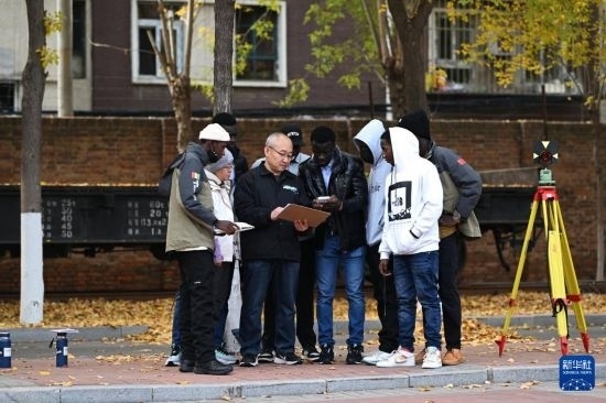 在天津鐵道職業(yè)技術(shù)學(xué)院，老師指導(dǎo)幾內(nèi)亞學(xué)員使用測(cè)距儀器（11月11日攝）。新華社記者 李然 攝