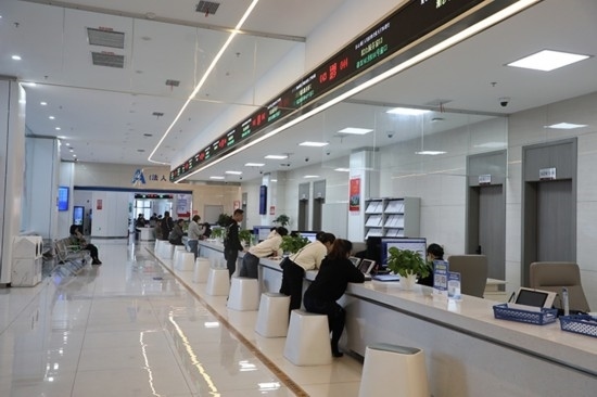 觀山湖區(qū)政務(wù)大廳窗口辦事忙。