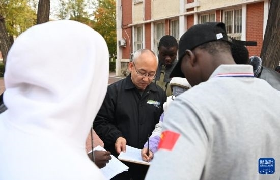 在天津鐵道職業(yè)技術(shù)學(xué)院，老師指導(dǎo)幾內(nèi)亞學(xué)員使用測(cè)距儀器（11月11日攝）。新華社記者 李然 攝