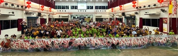 在工作坊導(dǎo)師的指導(dǎo)下，三校200余名學(xué)生共同完成了一幅長(zhǎng)達(dá)80尺的水墨畫作。主辦方供圖