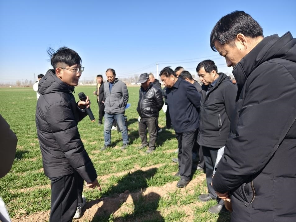 科技小院的“學(xué)生專家”（左一）。受訪者供圖