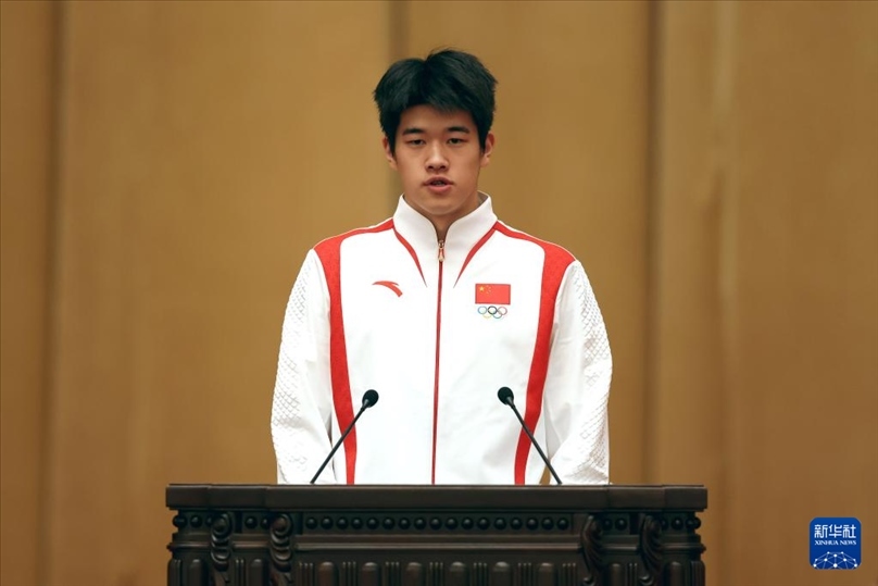 11月15日，游泳運(yùn)動員潘展樂在報告會上發(fā)言。新華社記者 李明 攝