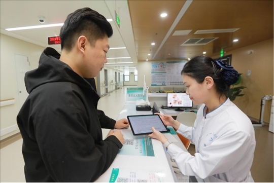 患者在護(hù)士站為家屬辦理床旁出院手續(xù)。圖片來(lái)源：山東第一醫(yī)科大學(xué)第二附屬醫(yī)院