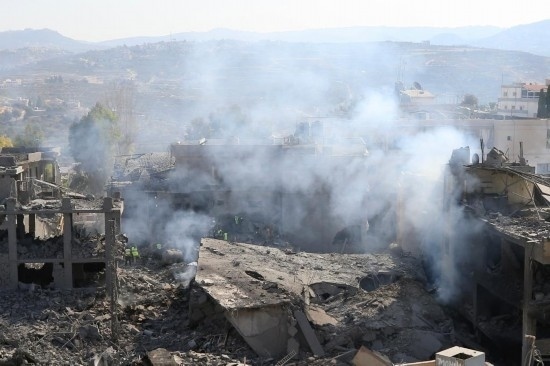 這是10月16日在黎巴嫩南部城鎮(zhèn)加納拍攝的遭摧毀的建筑。新華社發(fā)（阿里·哈希紹攝）