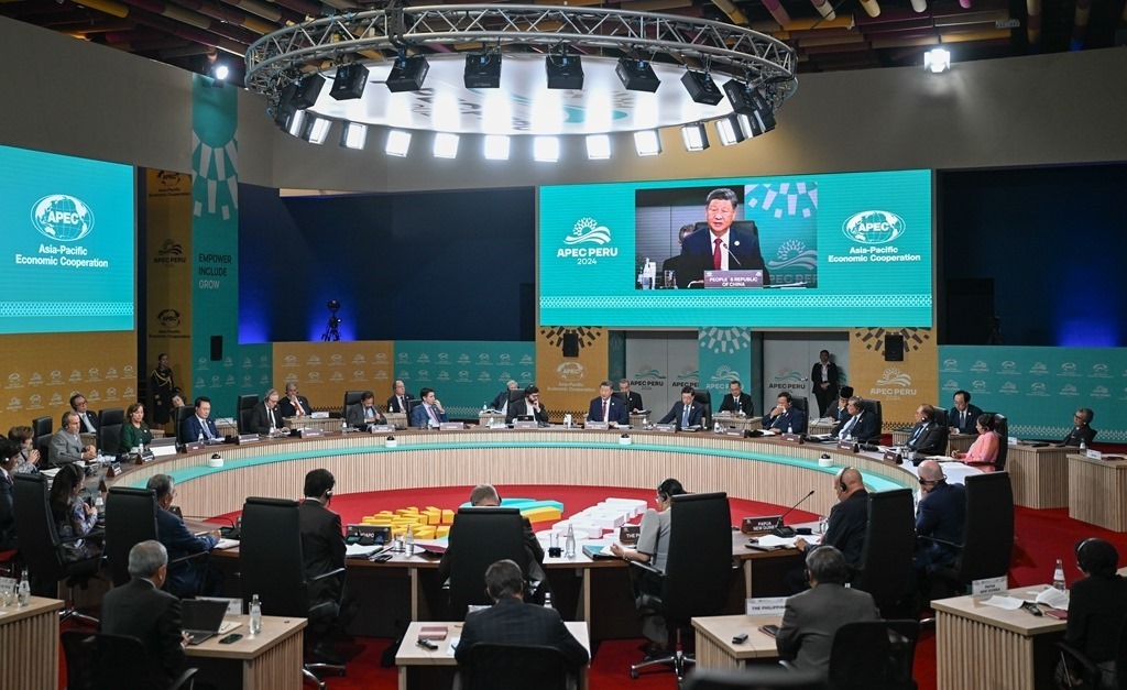 當(dāng)?shù)貢r(shí)間11月16日上午，亞太經(jīng)合組織第三十一次領(lǐng)導(dǎo)人非正式會(huì)議在秘魯利馬會(huì)議中心舉行。國(guó)家主席習(xí)近平出席會(huì)議并發(fā)表題為《共擔(dān)時(shí)代責(zé)任 共促亞太發(fā)展》的重要講話。新華社記者 謝環(huán)馳 攝