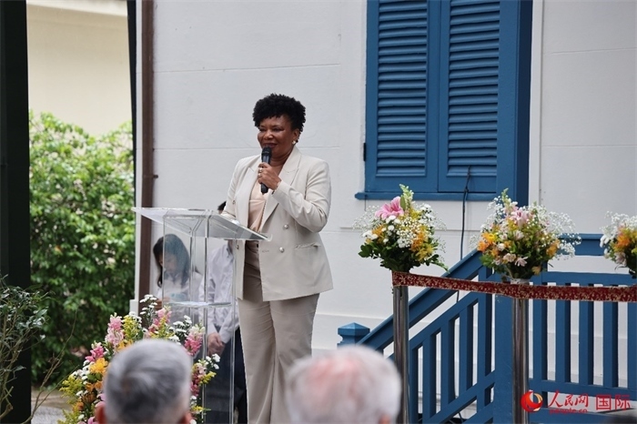 巴西文化部部長梅內(nèi)塞斯在開園儀式上發(fā)表致辭。人民網(wǎng)記者 張志文攝