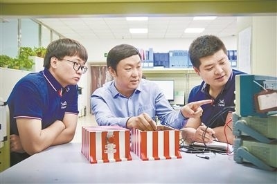 中北大學(xué)極端環(huán)境特種傳感與測(cè)試創(chuàng)新研究團(tuán)隊(duì)成員正在圍繞近期發(fā)射任務(wù)進(jìn)行產(chǎn)品研發(fā)。受訪單位供圖