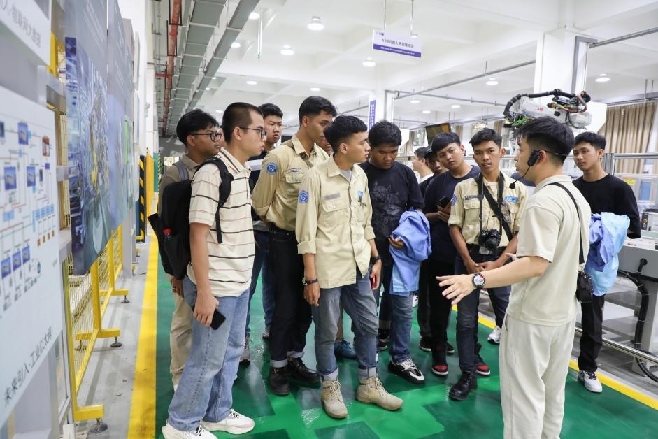 來(lái)華留學(xué)生在工程實(shí)踐中心上課。教育部職業(yè)教育與成人教育司供圖