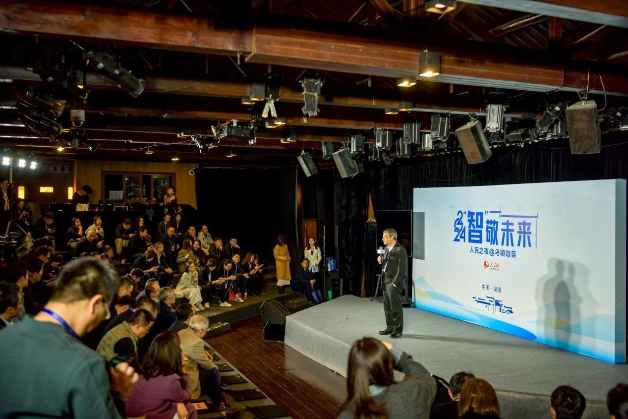 在開場環(huán)節(jié)，清華大學人工智能研究院常務(wù)副院長、教授孫茂松發(fā)言分享。人民網(wǎng)記者 任峰濤攝