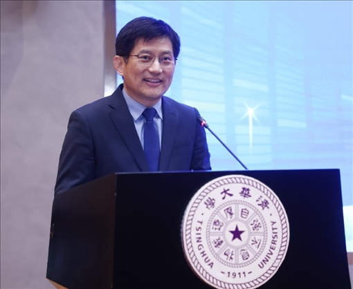 清華大學(xué)國家治理研究院執(zhí)行院長、清華大學(xué)計(jì)算社會科學(xué)與國家治理實(shí)驗(yàn)室執(zhí)行主任孟慶國教授演講。供圖單位：清華大學(xué)國家治理研究院