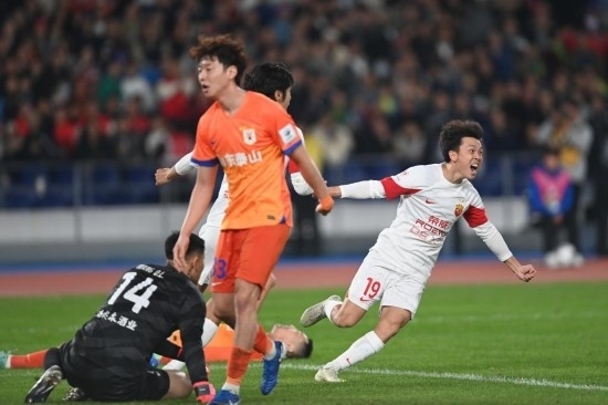 11月23日，上海海港隊(duì)球員王振澳（右）慶祝進(jìn)球。新華社記者 黃宗治 攝