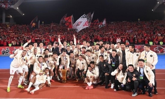 11月23日，上海海港隊(duì)成員在頒獎(jiǎng)儀式后與球迷合影。新華社記者 黃宗治 攝