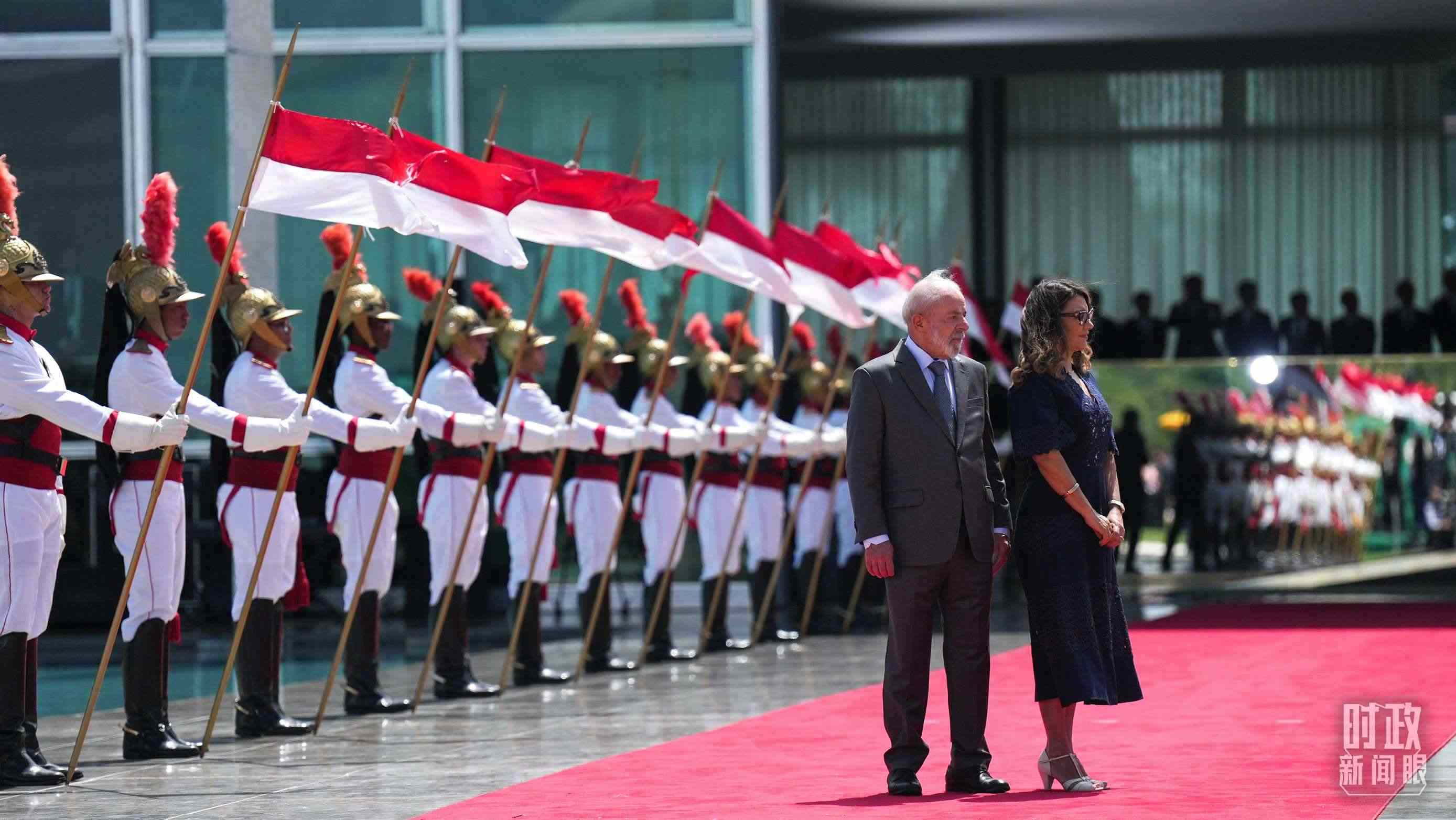 巴西總統(tǒng)盧拉和夫人羅桑等候習(xí)主席到來。